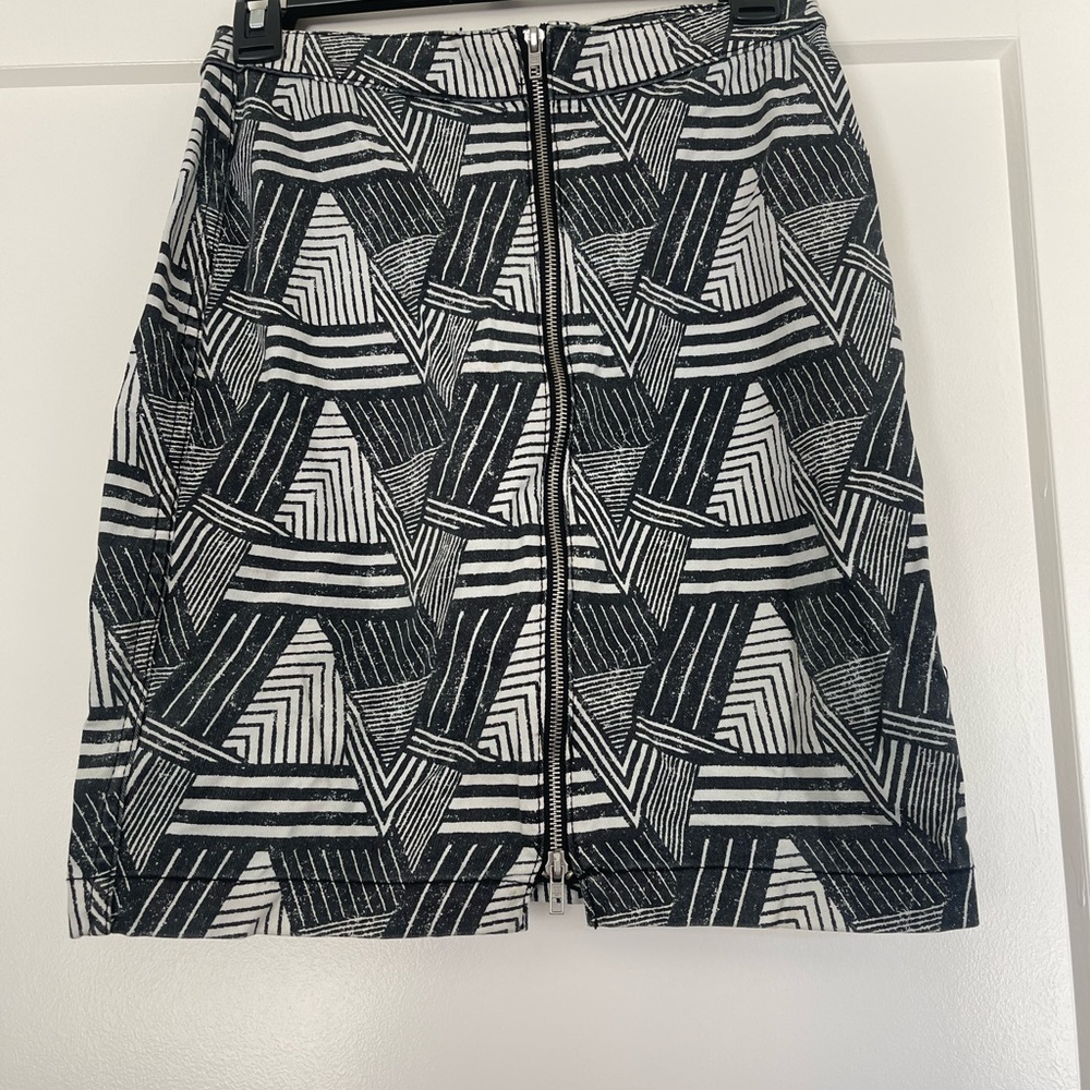 H&M Black and White Patterned Mini Skirt